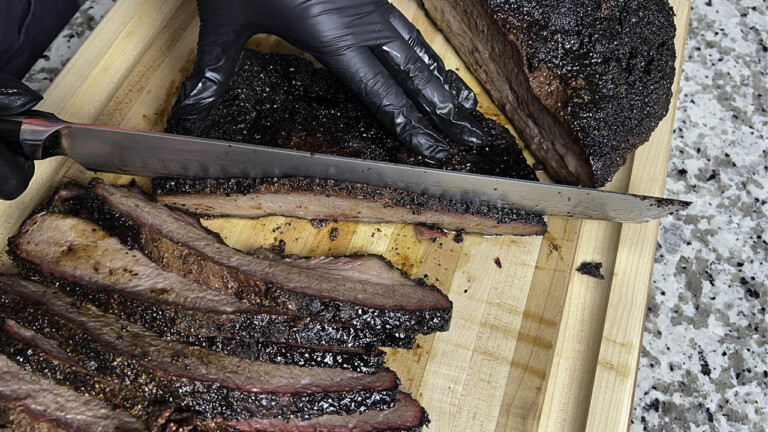 slicing bbq brisket