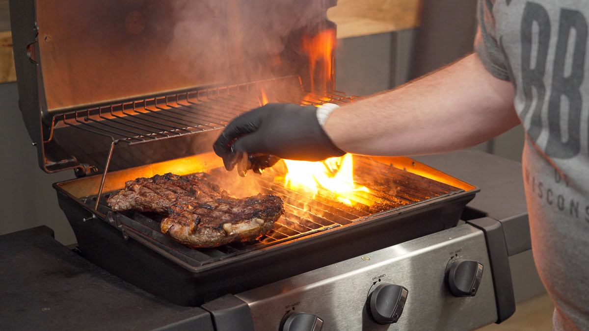 searing steak on the broil king gem 310 gas grill