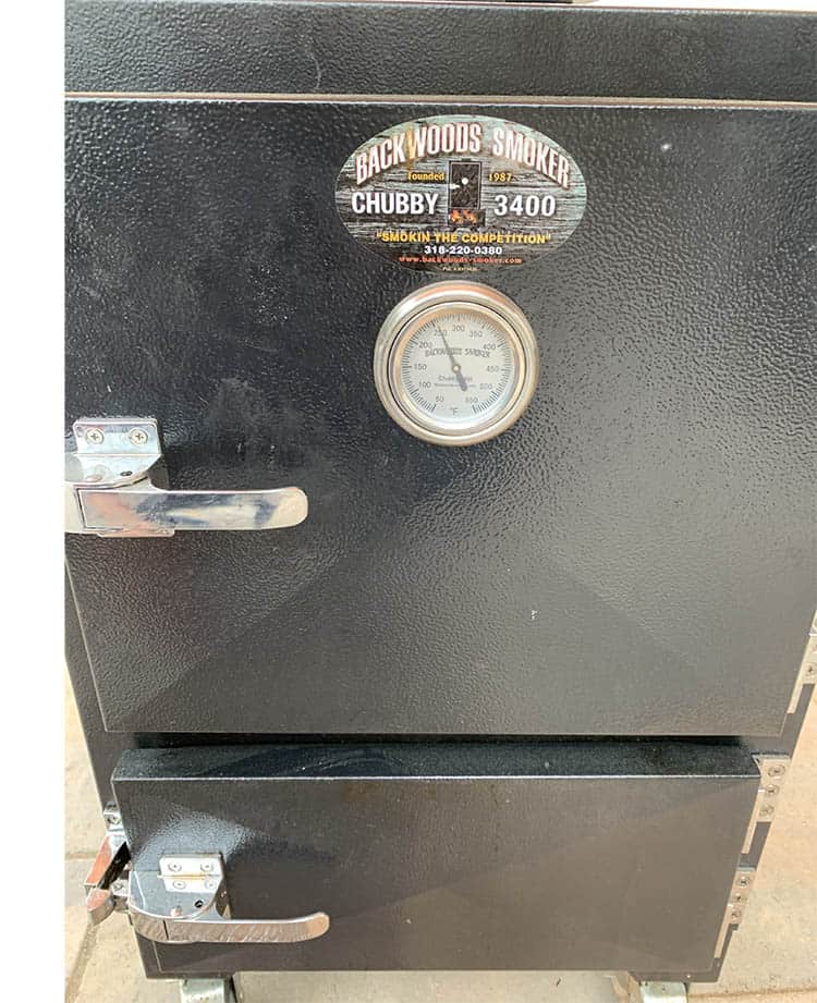Smoker with a temperature gauge
