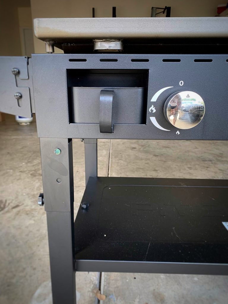 Griddle steel burner close up