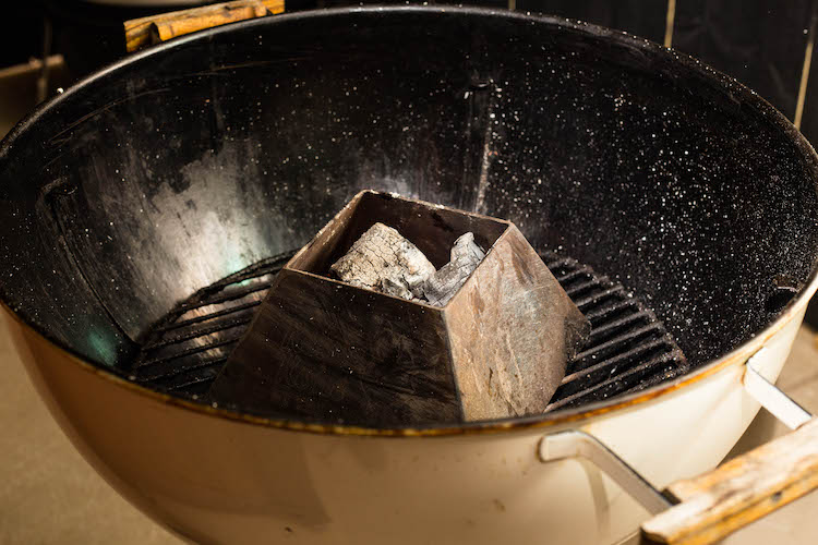 Vortex kettle kone with lump charcoal