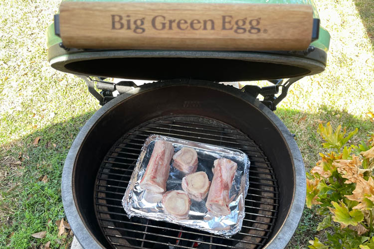 marrow bone on tray in big green egg