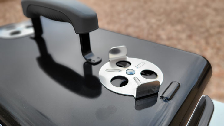 adjustable vents on the top of the weber go-anywhere grill