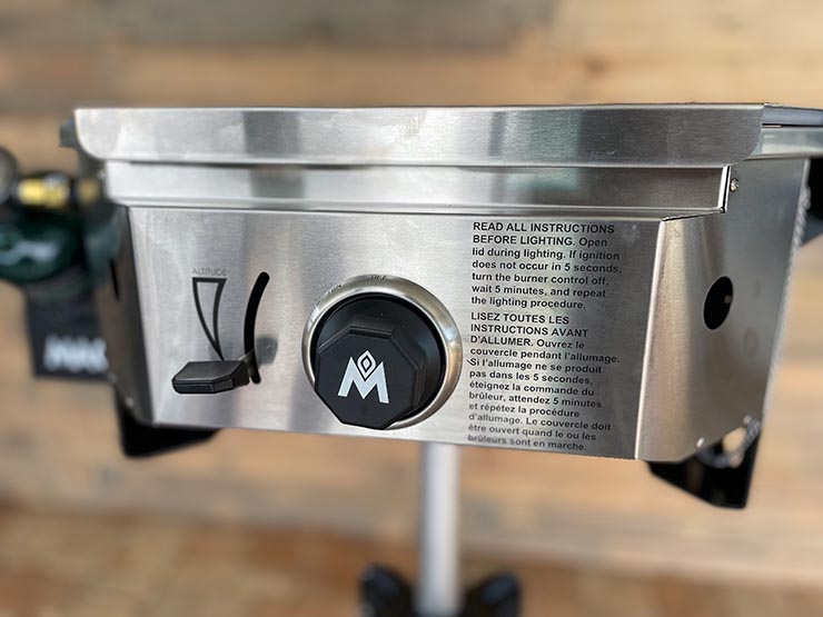 a close up view of the Magma Crossover single-burner firebox with closed lid