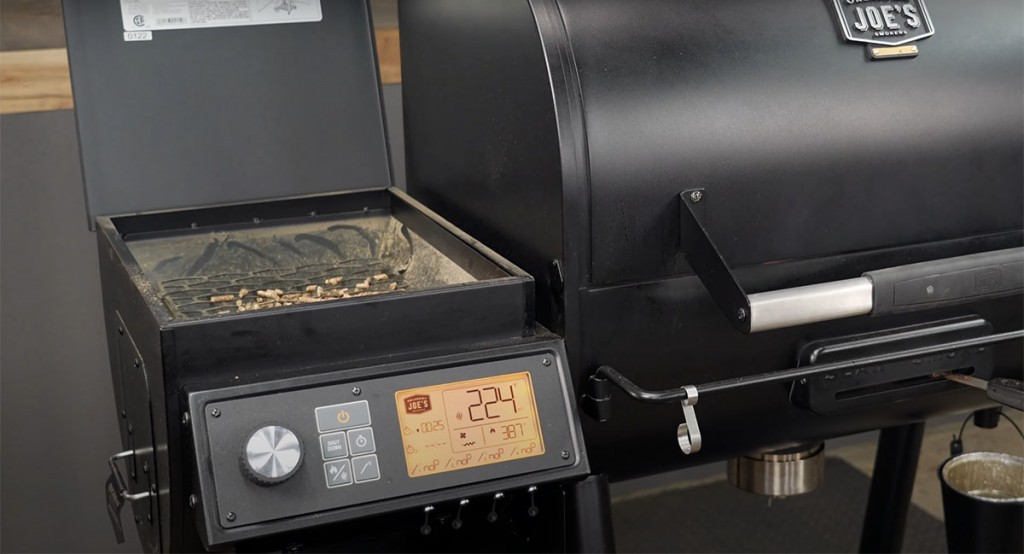 Oklahoma Joe's Rider DLX 1200 pellet hopper