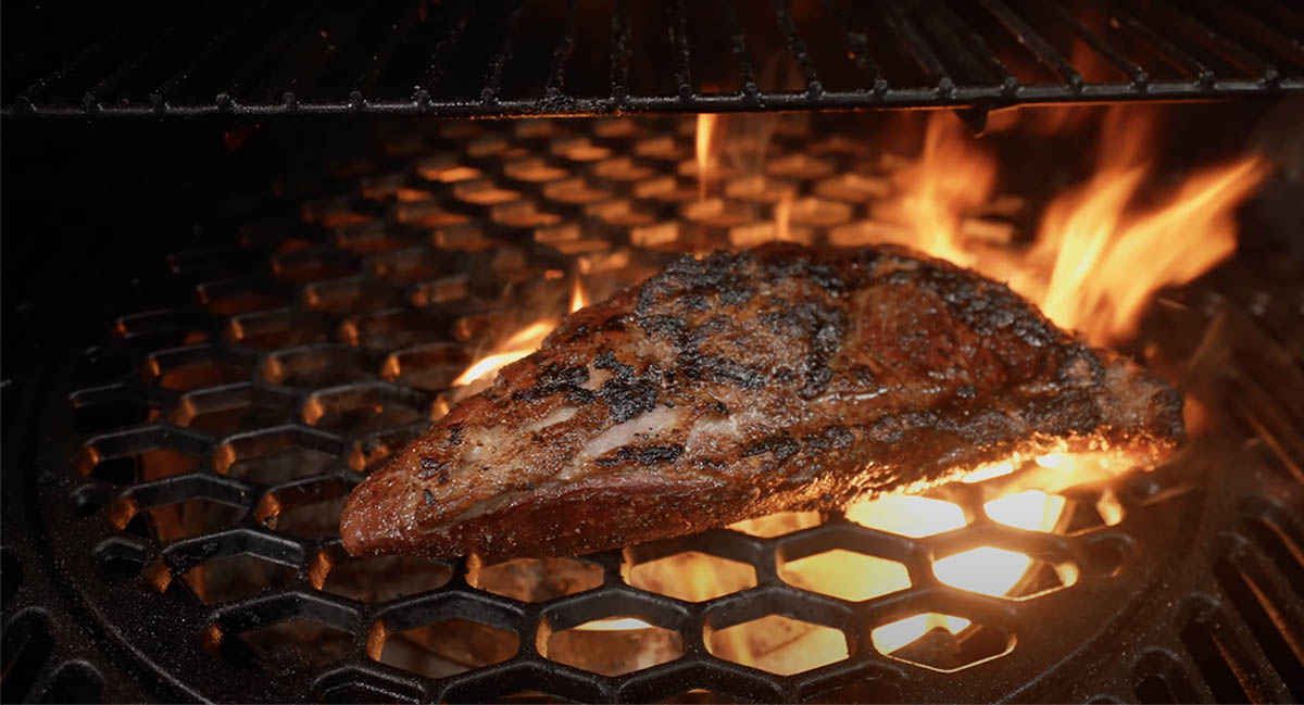 Oklahoma Joe's Rider DLX 1200 searing zone with tri tip steak