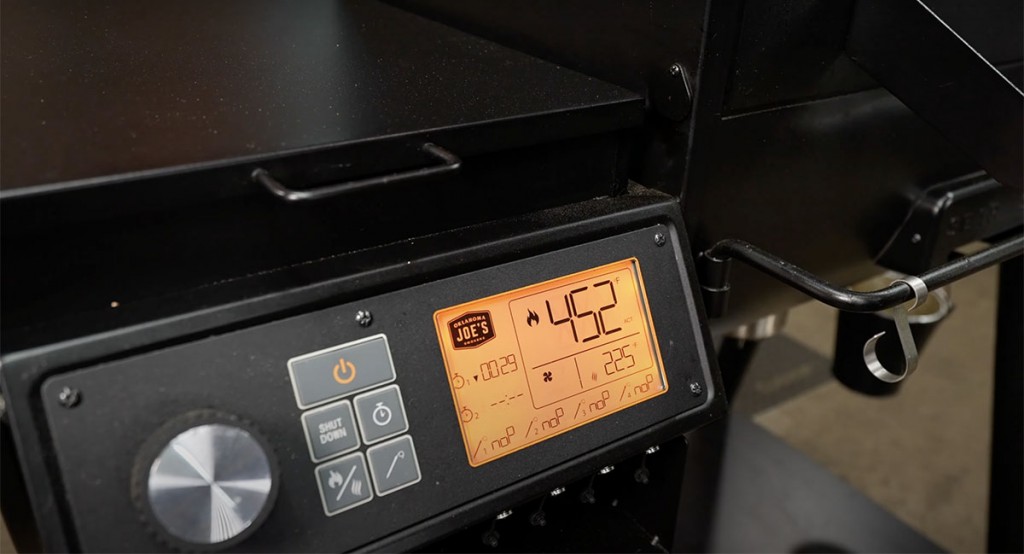 Oklahoma Joe's Rider DLX 1200 PID controller showing searing temperature readings