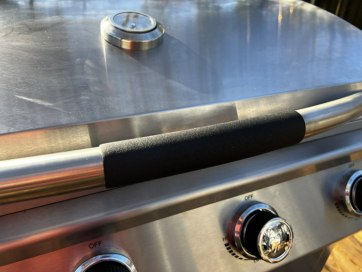 Grilla Grills Primate padded grig on a handle