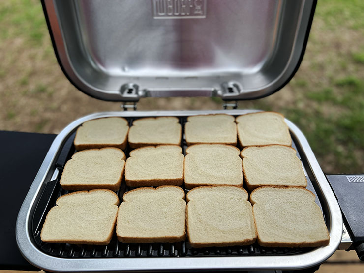 bread slices on Weber Lumin