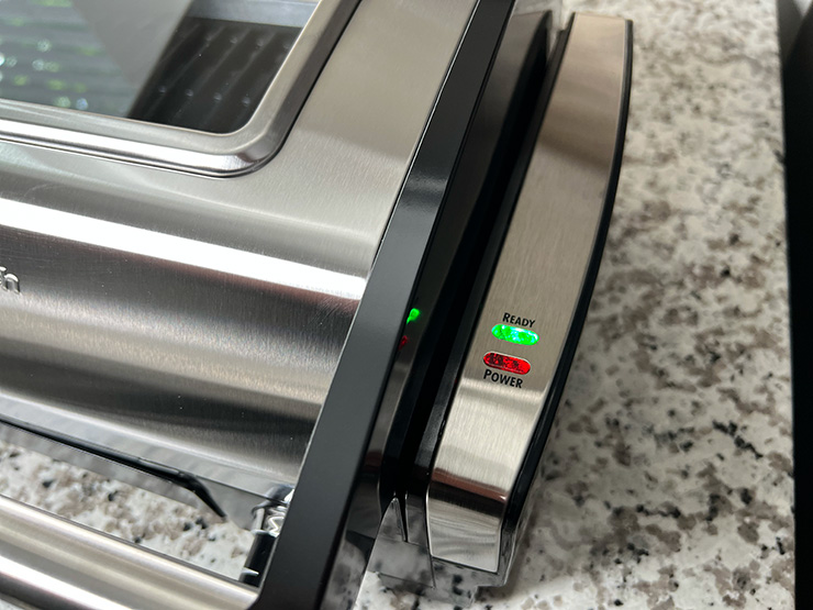 a close up view of the light status indicators on the Hamilton Beach electric grill