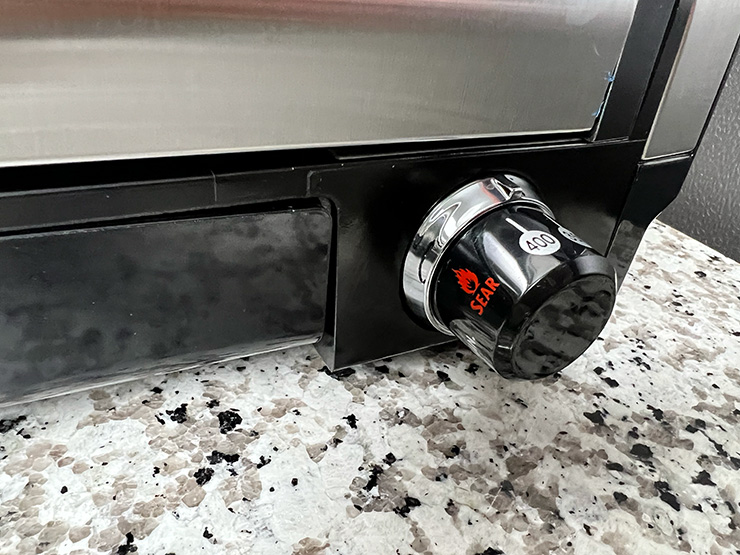 a close up view of the temperature knob on the Hamilton Beach electric grill