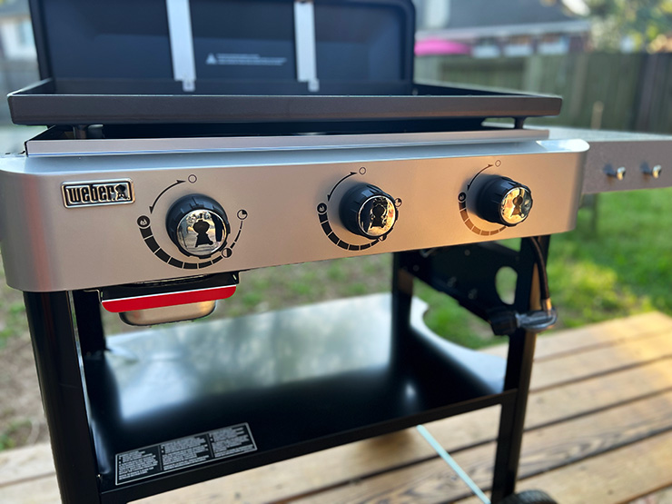 a close up view of the Weber Griddle knobs