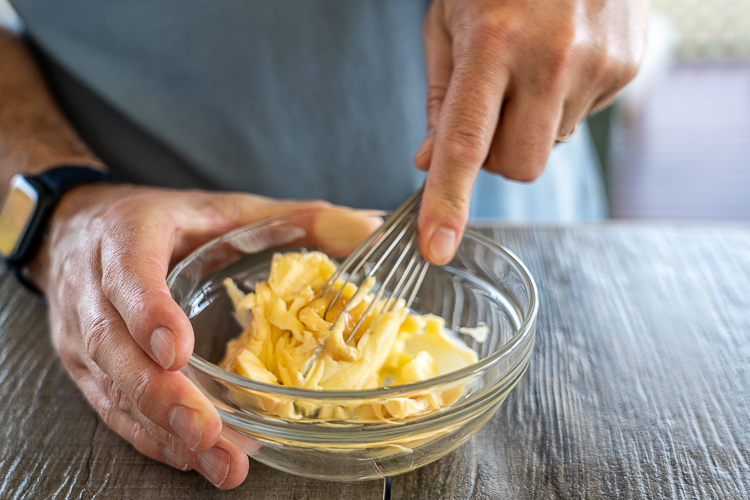 starting to mix the butter with the honey with a whisk