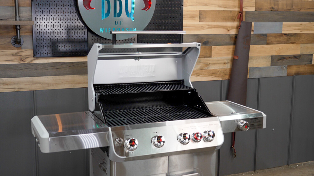 Monument Mesa 415 BZ Gas grill with an open lid