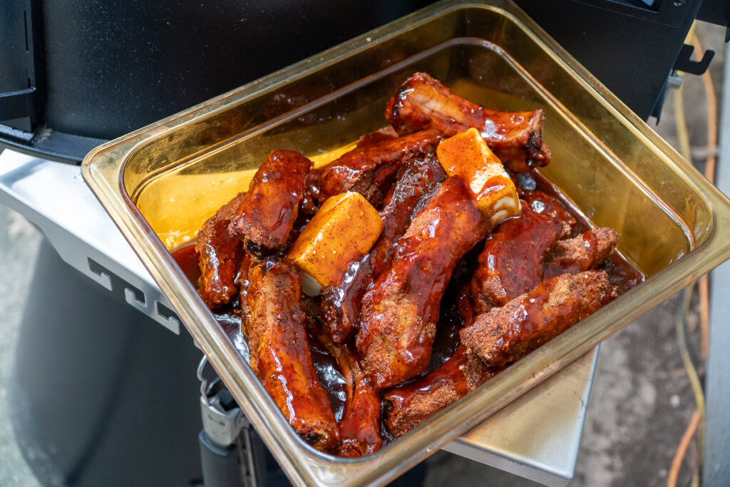 party ribs in a h-camrbo with sauce and butter 
