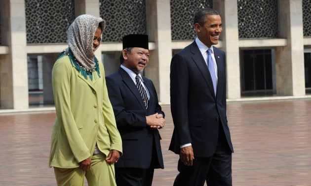 US President Barack Obama (R) and First