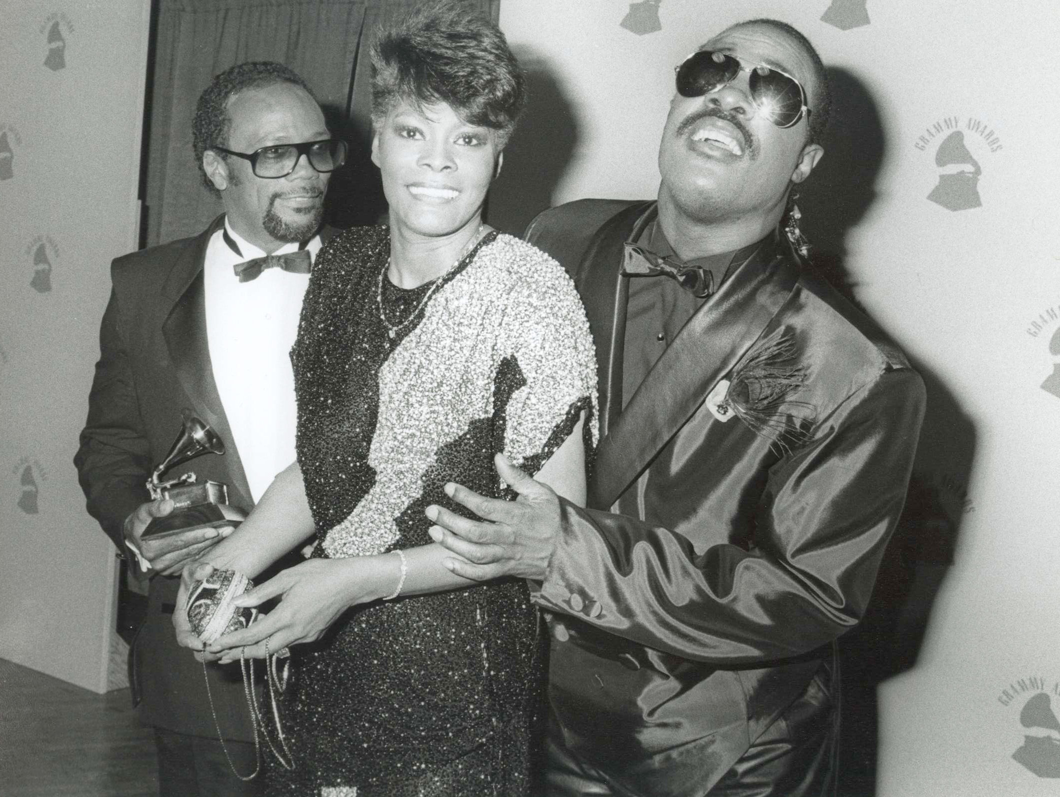 Stevie Wonder with Quincy Jones & Dionne Warwick at the Grammy Awards 2/86