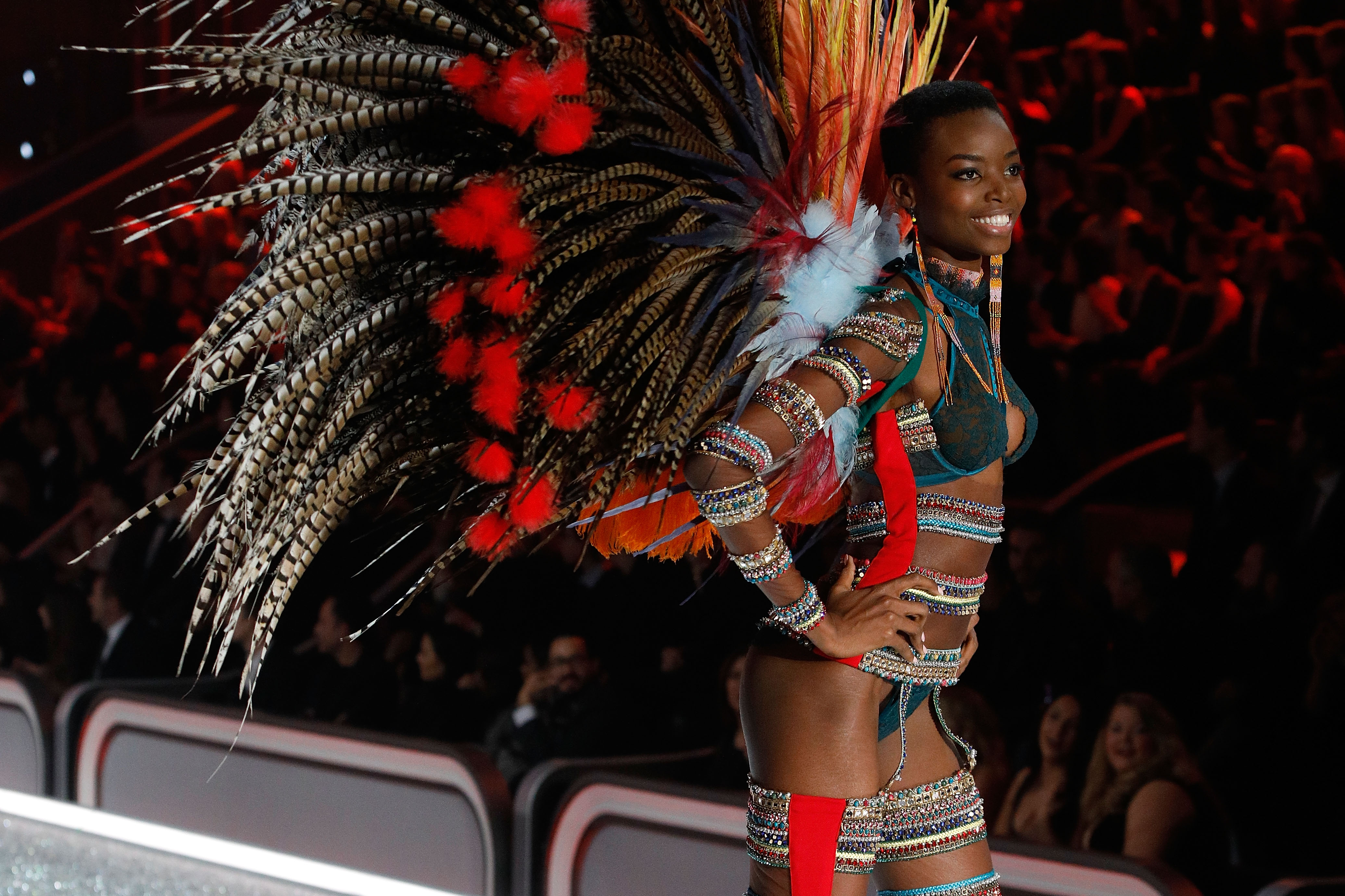 2016 Victoria's Secret Fashion Show in Paris - Show