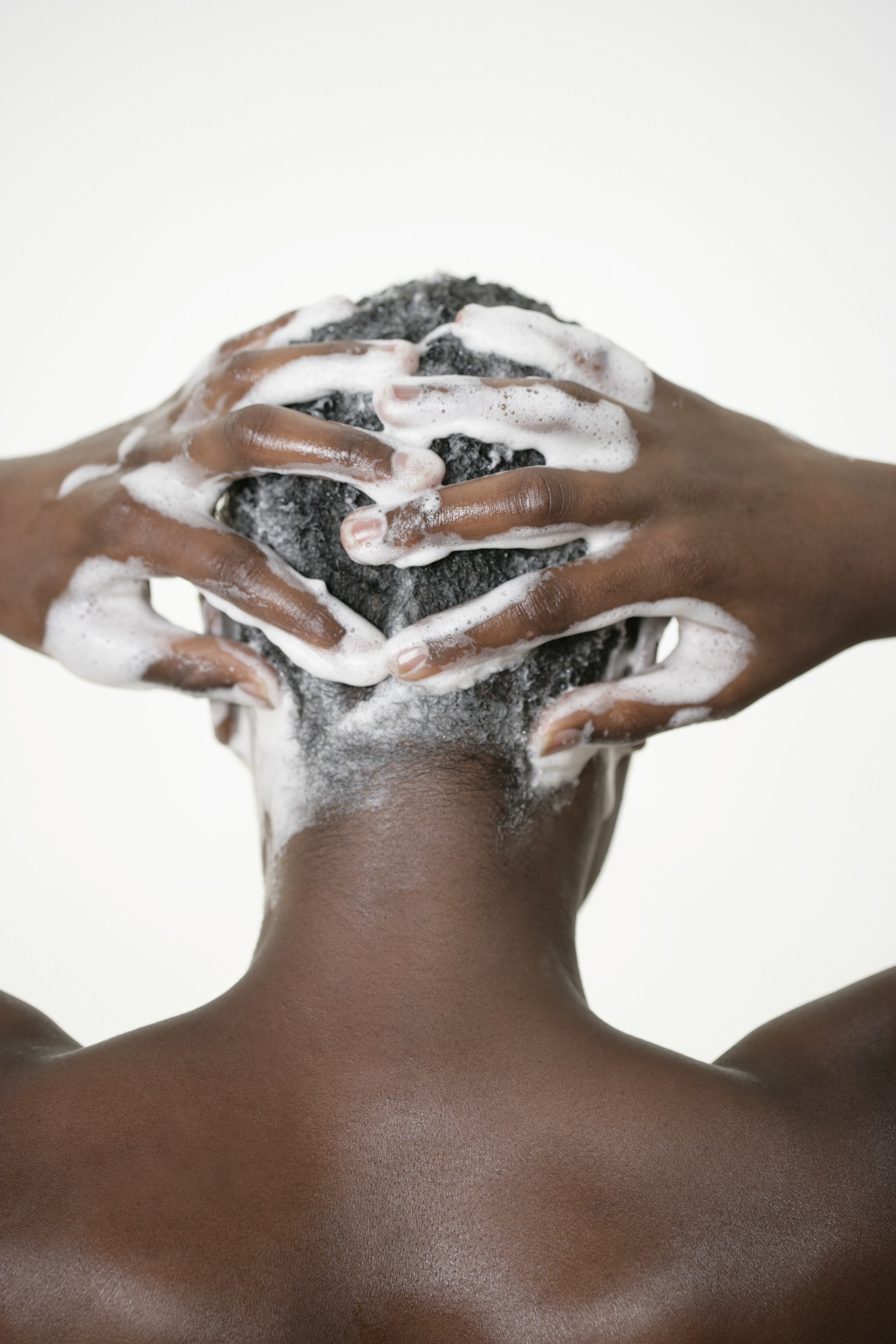 Man washing his hairs