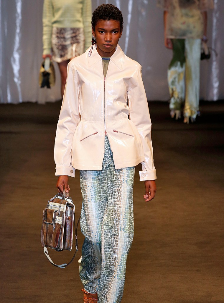 Acne Studios : Runway - Paris Fashion Week Womenswear Spring/Summer 2018