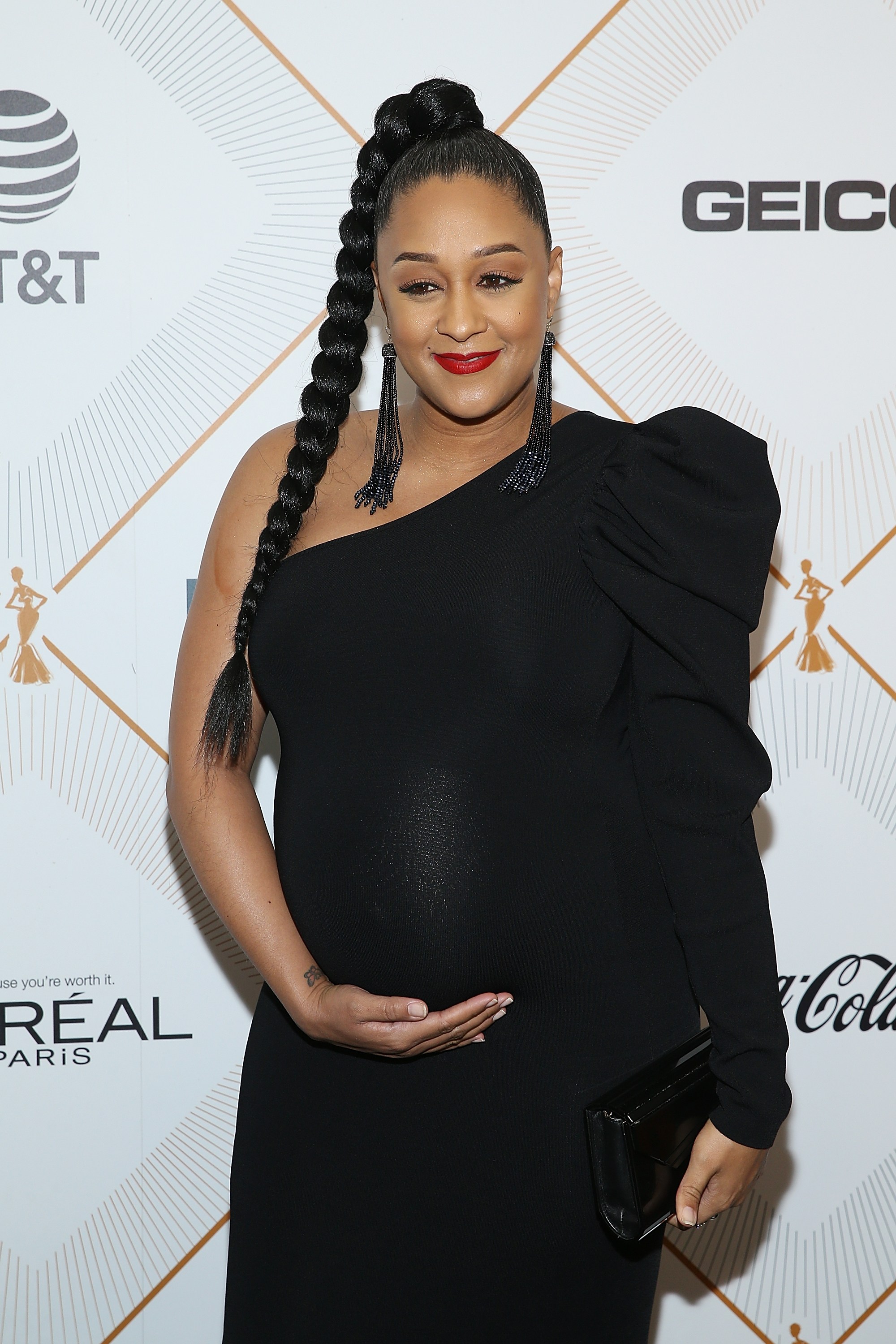 Pregnant Tia Mowry Poses Nude
