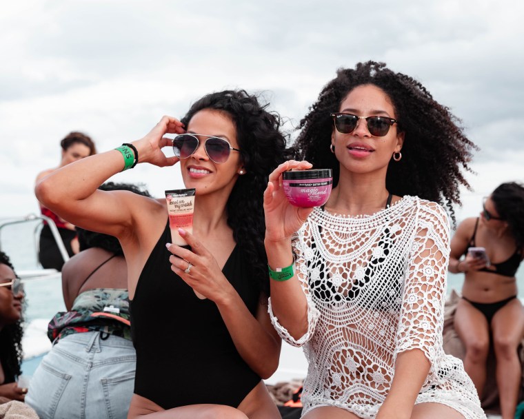 Jackie Stiff (@justlikejackies) and Desirée (@frizzydesi)