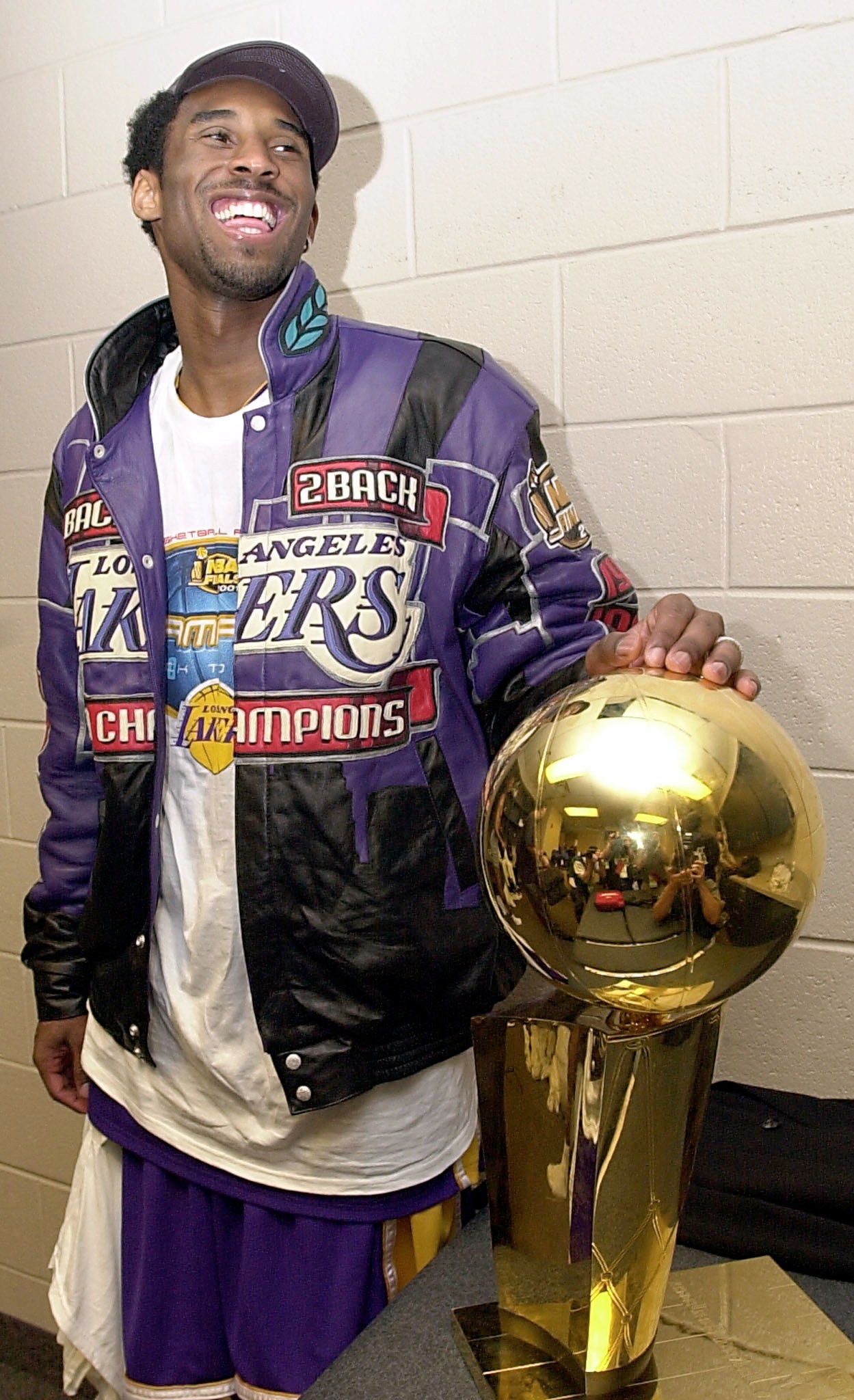 BKN-FINALS-LAKERS-76ERS-KOBE-TROPHY 3
