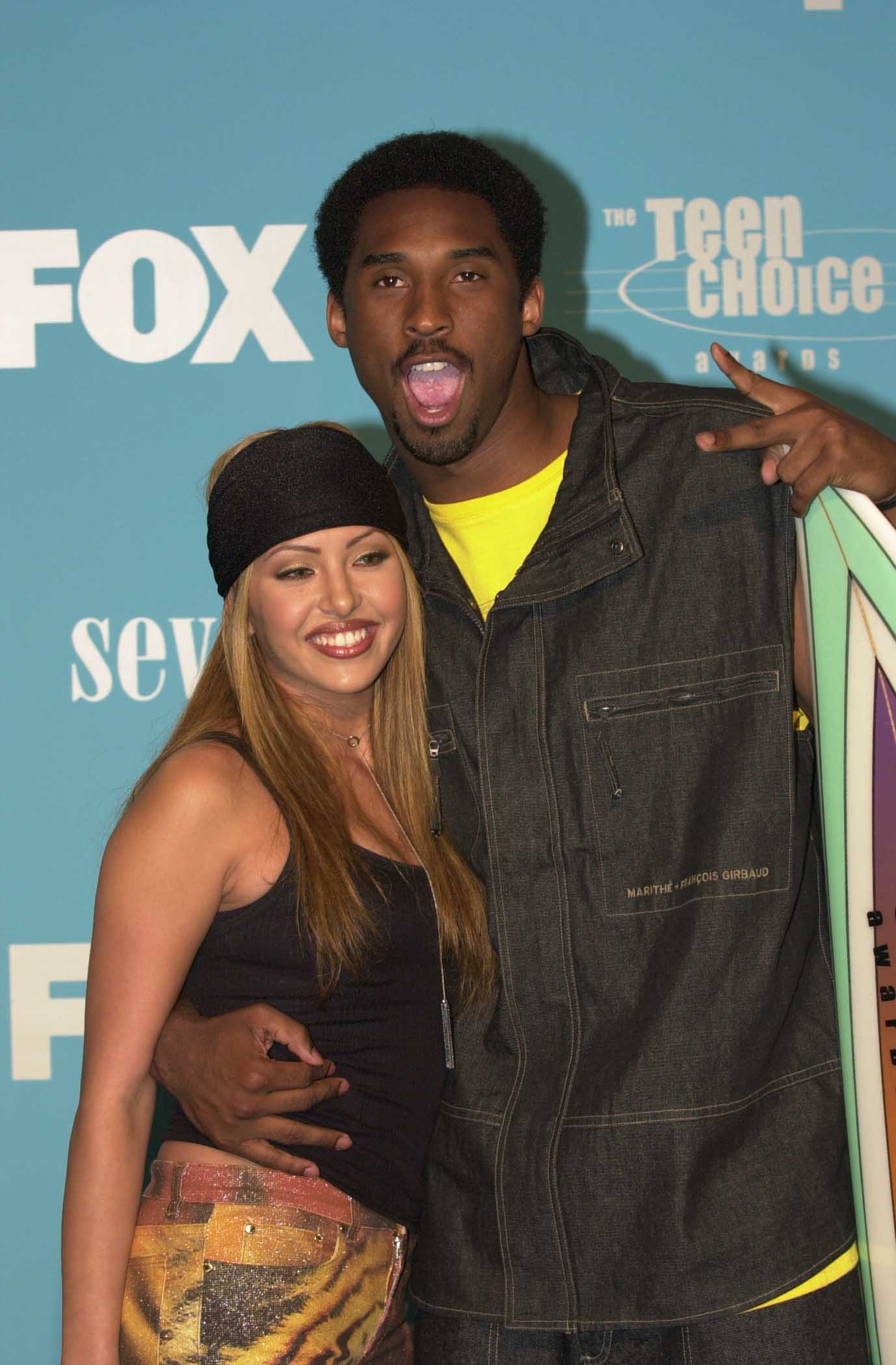 VANESSA AND KOBE BRYANT AT THE TEEN CHOICE AWARDS, 2000