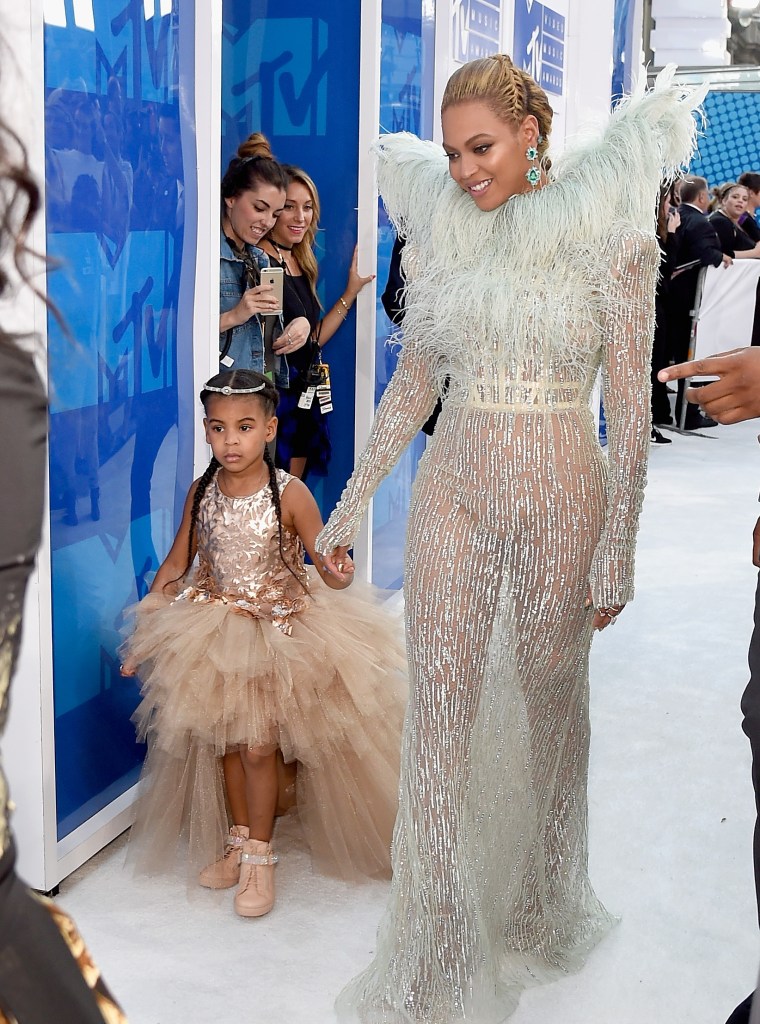 BEYONCE AND BLUE IVY AT THE MTV VIDEO MUSIC AWARDS, 2016