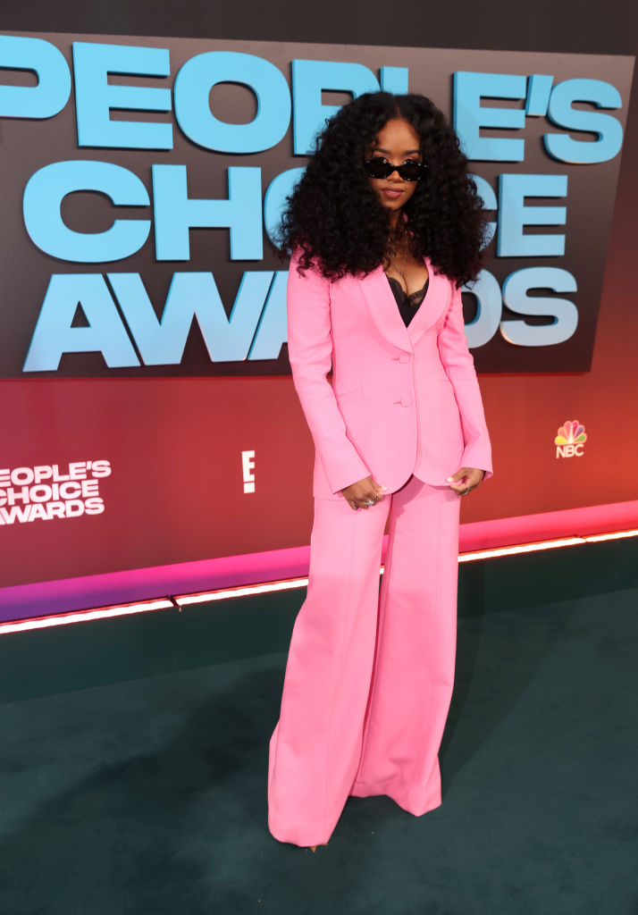 H.E.R. at the 2021 E! People's Choice Awards
