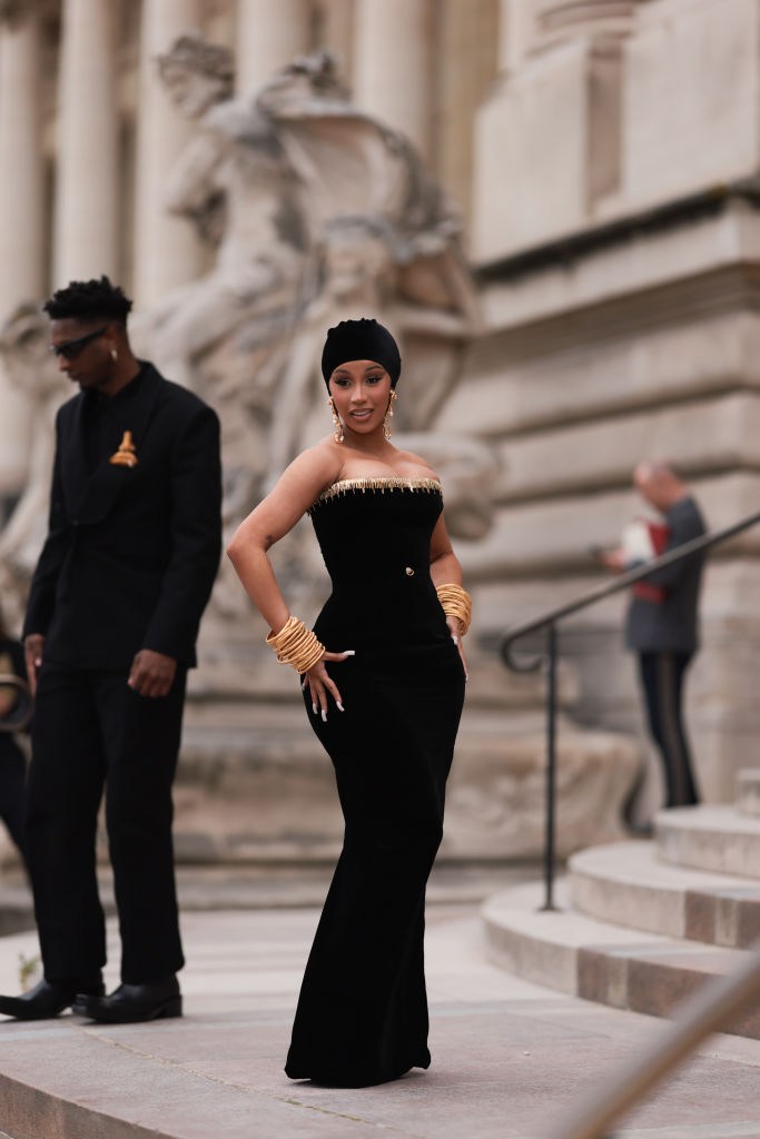 Street Style - Paris Fashion Week - Haute Couture Fall/Winter 2023/2024 - Day One