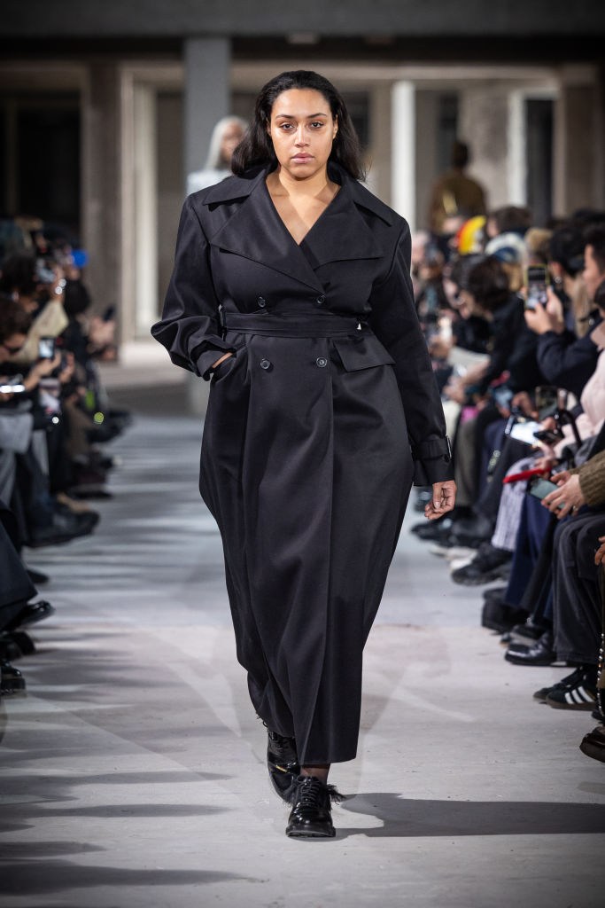 Curves for the girls, Trench for the trends