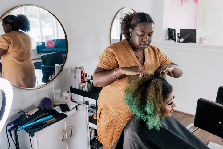 Black Hairdresser Preparing Client's Hair Before Cutting And Styling