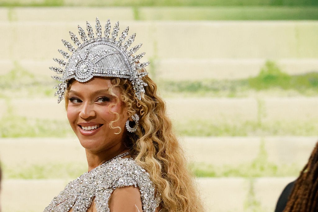 eyoncé 's Extra Innings: Queen Bey Is Not Done Dropping Custom Yankees Fashion